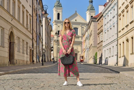 Elegancka sukienka Natalia – kwiatowy ogród