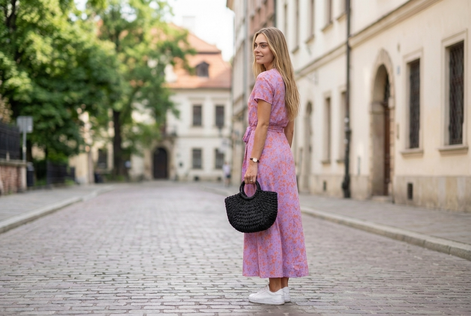 Elegancka sukienka Natalia – pastelowe kwiaty