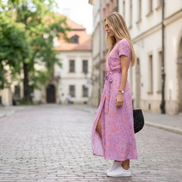 Elegancka sukienka Natalia – pastelowe kwiaty