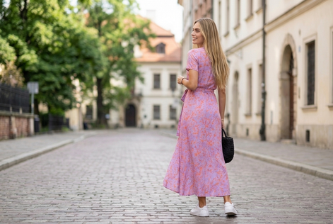 Elegancka sukienka Natalia – pastelowe kwiaty